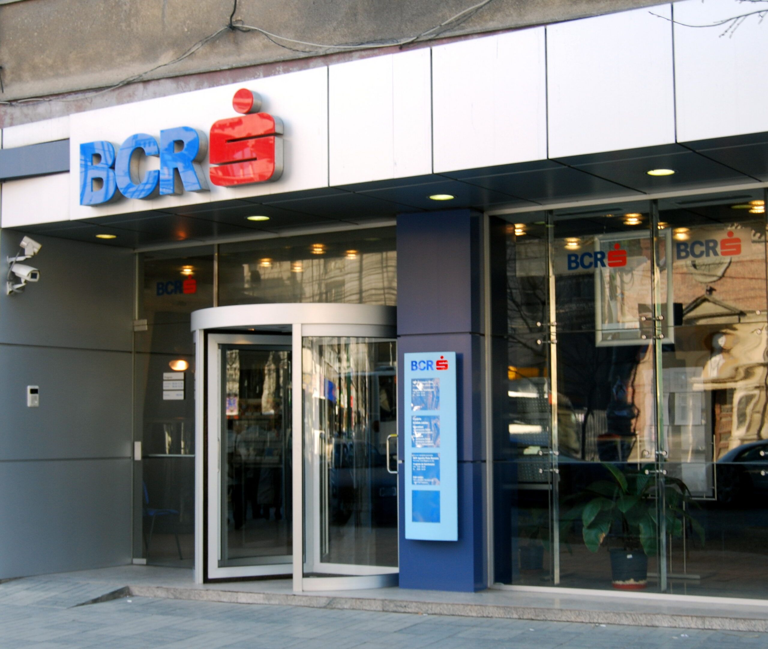 BCR creşte comisionul de retragere de la şi pe cel de