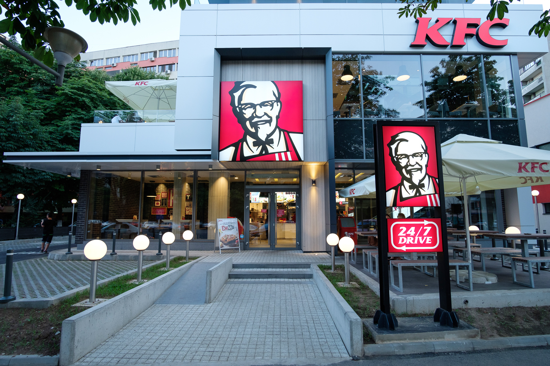 Kfc Romania AngajeazÄƒ Peste 400 De Oameni In Å£arÄƒ Veniturile Brute Pot Ajunge La 3 400 De Lei Lunar Pentru Program Intreg De Lucru