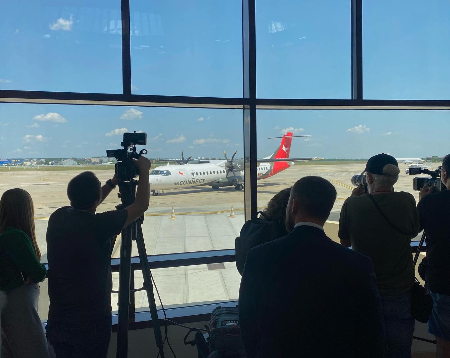 Compania AirConnect și-a început zborurile de pe Aeroportul Băneasa ...