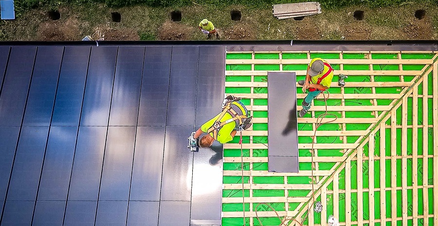 Acoperișuri metalice care produc și energie electrică, o soluție ...