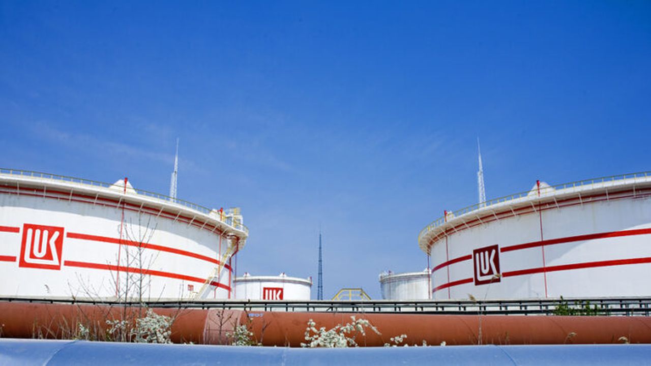 Kazahii de la Rompetrol negociază cumpărarea rafinăriei