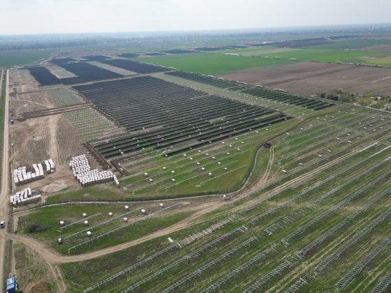 Cel mai mare proprietar de mall-uri din România ia ultima autorizație pentru un parc fotovoltaic în vestul României. 50 MW, proiect cumpărat de la “regale eolienelor”  