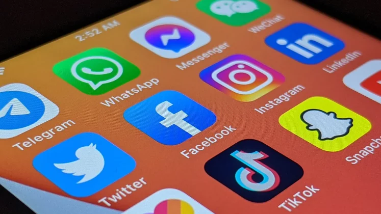 13 milioane de români sunt în social media, iar numărul scade. De la Facebook, TikTok până la X, ce aplicații preferă  