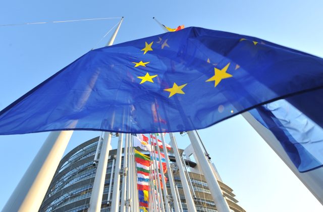 Amânarea acordului UE – Mercosur: agricultorii sărbătoresc, industria auto condamnă
