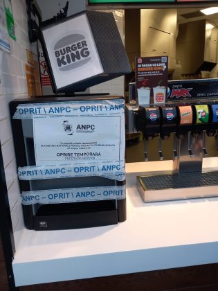 Piedone a găsit E coli în gheața din aparatele Burger King și oprește temporar utilizarea lor la nivel național  