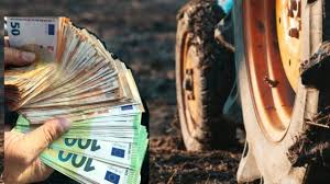Fermier român inspectând cultură de cereale în câmp, ilustrând impactul acord UE-Mercosur asupra agriculturii și securității alimentare România. | sursa foto: Economica
