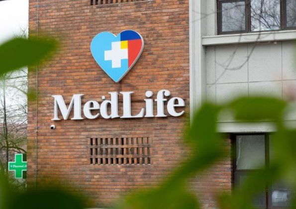 Sediul modern al MedLife cu logo-ul vizibil, reprezentând rețeaua clinici și servicii medicale private în creștere rapidă. | sursa foto: Economica