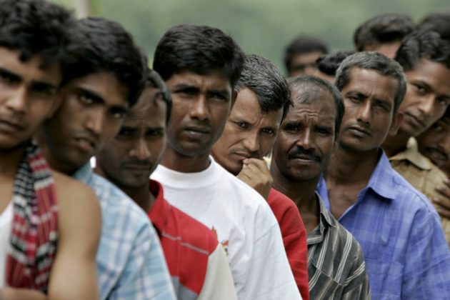 Cozi lungi la ghișeele pentru avize muncă în România, reflectând blocajele din migrație muncă și lipsa amnistiei migranți. | sursa foto: Economica