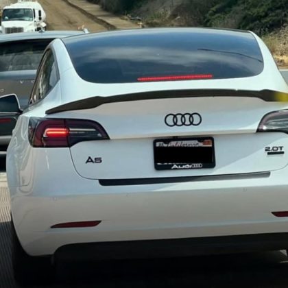 Tesla, cum se distruge un brand. Posesorii au ajuns să înlocuiască emblema de pe mașină cu cea a Audi sau Mazda  
