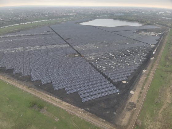 Parc fotovoltaic extins în România cu panouri solare pe teren deschis, ilustrând creșterea capacității instalate de energie solară în 2024. | sursa foto: Economica