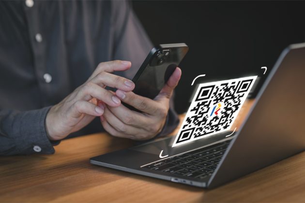 Ecranul unui smartphone cu aplicația UniCredit deschisă, afișând opțiunea de generare cod QR pentru RoPay și transferuri instant prin număr de telefon. | sursa foto: Economica