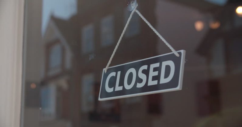 Rafturi goale și etichete de preț cu reduceri lichidare în magazin English Home, simbol al închiderii magazinelor și pierderilor financiare retailerului. | sursa foto: Economica