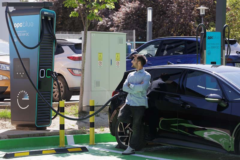 Cumpărătorii de mașini electrice preferă să încarce bateriile acasă, dar se tem de timpul mare de încărcare