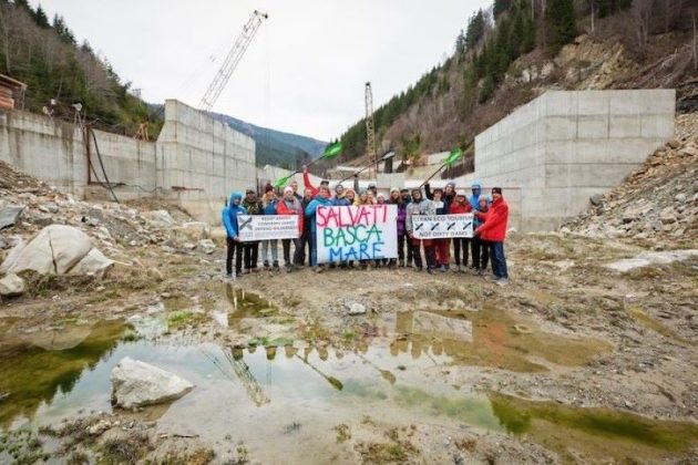 Hidrocentrală Surduc-Siriu aproape finalizată, cu clădirea principală și lucrări de montaj echipamente hidromecanice în desfășurare, monitorizând impactul mediu. | sursa foto: Economica Hidrocentrală Surduc-Siriu aproape finalizată, cu clădirea principală și lucrări de montaj echipamente hidromecanice în desfășurare, monitorizând impactul mediu. | sursa foto: Economica