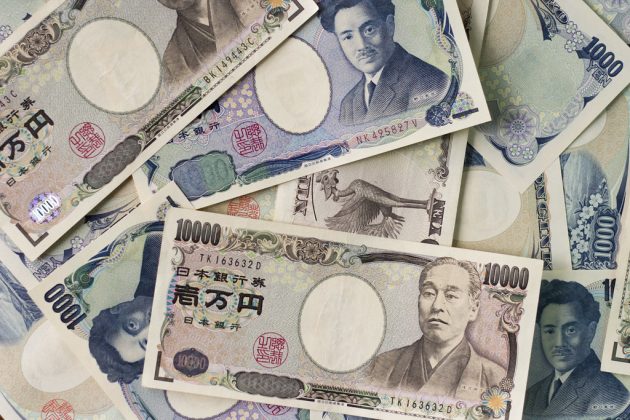 Autoritățile japoneze au injectat în piața valutară echivalentul a cel puțin 32 de miliarde de dolari pentru a apăra yenul