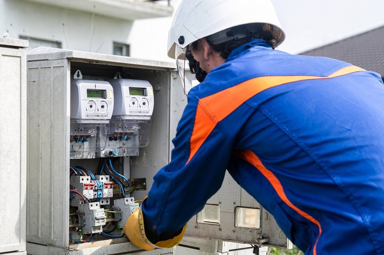 Doar 35% dintre consumatorii de energie din România au montat un contor inteligent. Cel mai bine stă PPC, cel mai prost Electrica, de ce e important