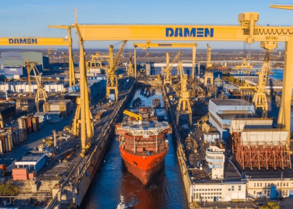 Vedere aeriană a șantierului naval Mangalia cu nave în construcție și echipamente, simbolizând faliment șantier naval și reorganizare șantier naval. | sursa foto: Economica