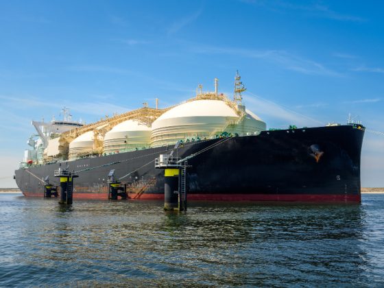 Terminal maritim cu nave de transport gaze lichefiate ancorate, facilitând import gaze SUA pentru Atlantic See LNG Trade în Grecia. | sursa foto: Economica