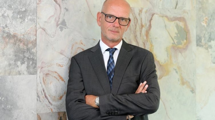Rüdiger Dany, cel mai bine plătit CEO imobiliare din România, prezentând raportul financiar al NEPI Rockcastle privind salarii executivi imobiliare și bonus performanță CEO. | sursa foto: Economica Rüdiger Dany, cel mai bine plătit CEO imobiliare din România, prezentând raportul financiar al NEPI Rockcastle privind salarii executivi imobiliare și bonus performanță CEO. | sursa foto: Economica