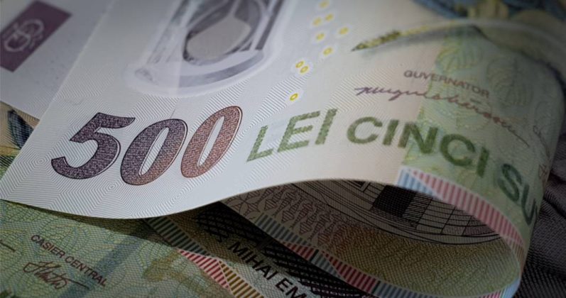 Doar unul din 10 români economisește pentru a-și crește averea. Restul pun  bani deoparte de frică și mulți îi țin la saltea – Tavex