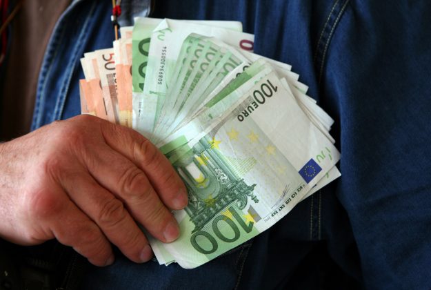 Diaspora vrea să investească acasă. Sistemul nu o lasă