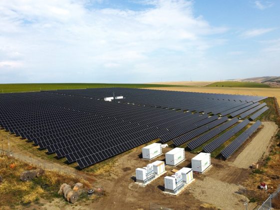 Nouă baterie de stocare a energiei intră în sistem. Românii de la Allview au energizat instalația BESS de 120 MWh de la parcul fotovoltaic Teiuș al danezilor de la Eurowind