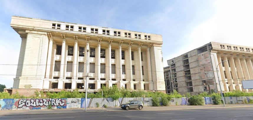 Clădirea Casa Radio în renovare, cu logo Plaza Centers pe schele și documente legale privind daune compensatorii afișate lângă șantier. | sursa foto: Economica