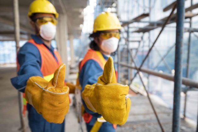 Șantier activ cu muncitori și utilaje în proces de lucrări reparații capitale la clădiri rezidențiale în construcții România, octombrie 2025. | sursa foto: Economica Șantier activ cu muncitori și utilaje în proces de lucrări reparații capitale la clădiri rezidențiale în construcții România, octombrie 2025. | sursa foto: Economica
