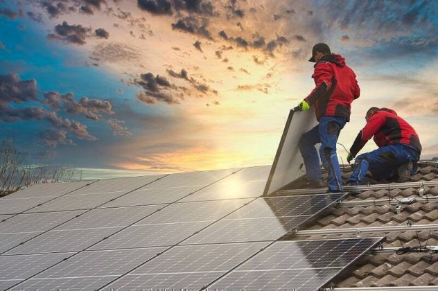 Panouri solare instalate pe acoperișul unei case în Germania, evidențiind subvenții fotovoltaice Germania, tarife feed-in și baterii panouri solare integrate. | sursa foto: Economica Panouri solare instalate pe acoperișul unei case în Germania, evidențiind subvenții fotovoltaice Germania, tarife feed-in și baterii panouri solare integrate. | sursa foto: Economica