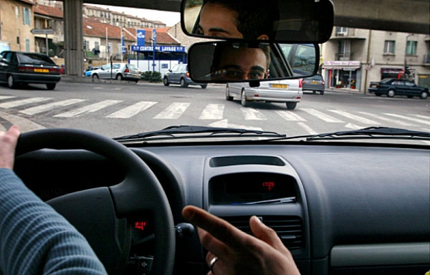 Peste 1.900 de șoferi agresivi în trafic, amendați fiindcă au fost reclamați de cetățeni Poliției. Cetățeanul, partenerul Poliției în reclamarea agresivității în trafic prin e-SAR