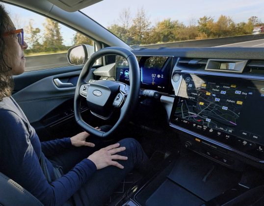 Ford Craiova va începe producţia la prima maşină de serie cu sistem de deplasare autonomă de nivel 2+ asamblată vreodată în România