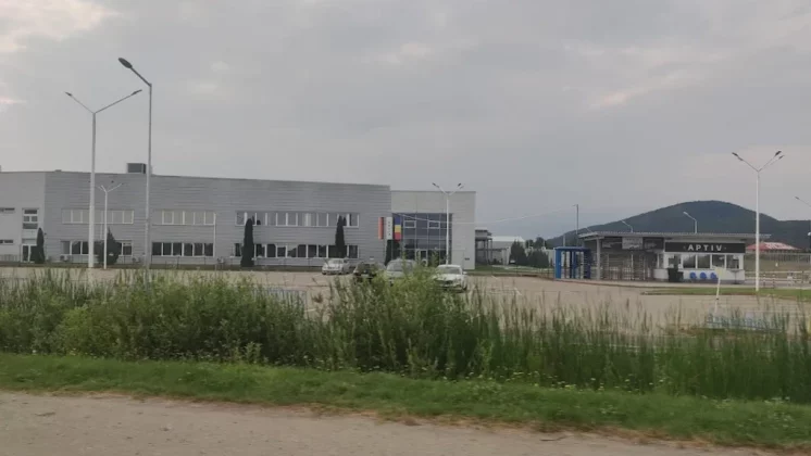 Angajați Aptiv la Ineu primind informații despre salarii compensatorii după închiderea fabricii și discuții cu investitori locali. | sursa foto: Economica