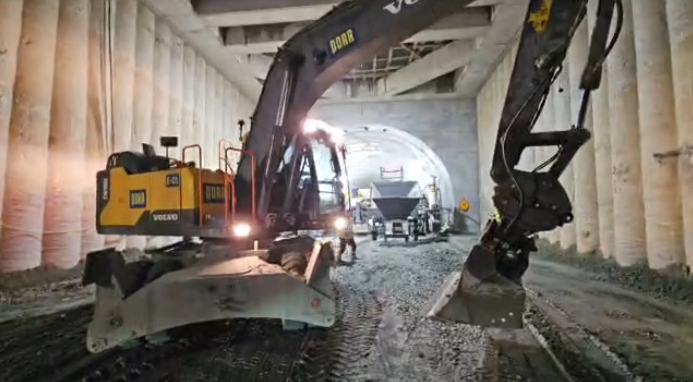 VIDEO Autostrada A1 Sibiu – Pitești: A fost finalizată „asfaltarea” în galeria Alina a primului tunel