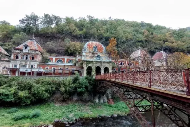 Ce se întâmplă acum cu celebra stațiune Băile Herculane, lăsată în paragină. Hotelurile au fost confiscate