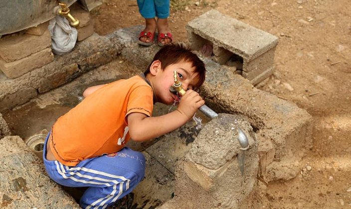 Peste 10.000 de iranieni nu au acces la apă potabilă în urma atacurilor SUA asupra unei uzine de desalinizare