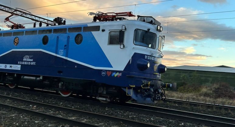 VIDEO A doua locomotivă electrică modernizată la Brașov prin PNRR a fost predată vineri CFR Călători. Câte va mai livra anul acesta