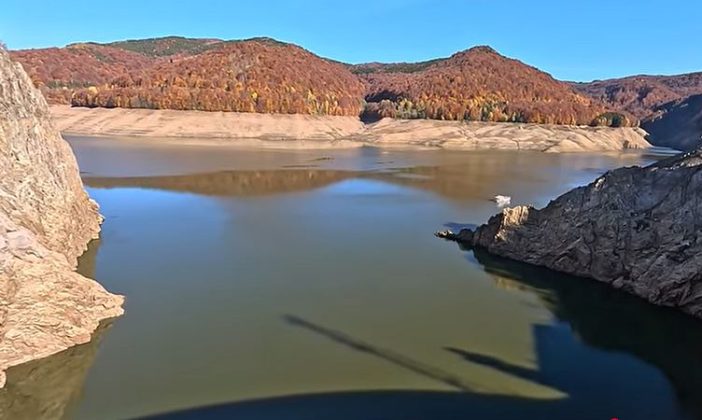 VIDEO O nouă deversare de apă pentru golirea Lacului Vidraru începe mâine dimineață. Ce probleme au fost data trecută, care nu au fost rezolvate nici azi