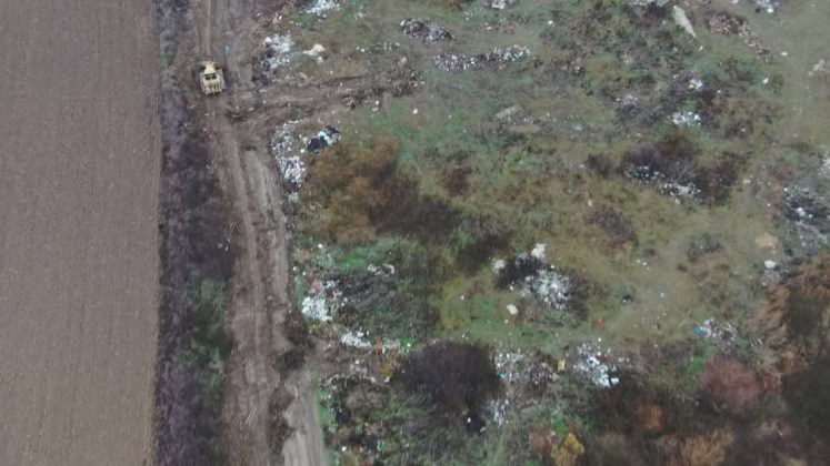 Garda de Mediu a confiscat, în urma imaginilor surprinse de o dronă, un buldozer folosit în gestionarea ilegală a deșeurilor de către Primăria Ciumeghiu (județul Bihor)