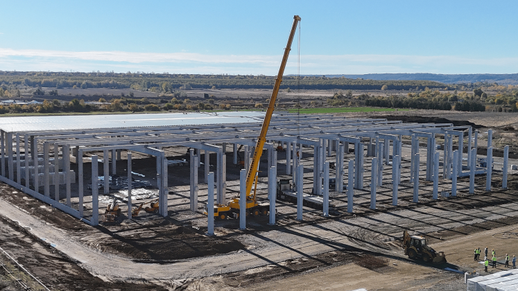 Construcția fabricii Diehl România în Craiova, investiție germană pentru producție industrială, cu utilaje și muncitori pe șantier. | sursa foto: Economica Construcția fabricii Diehl România în Craiova, investiție germană pentru producție industrială, cu utilaje și muncitori pe șantier. | sursa foto: Economica