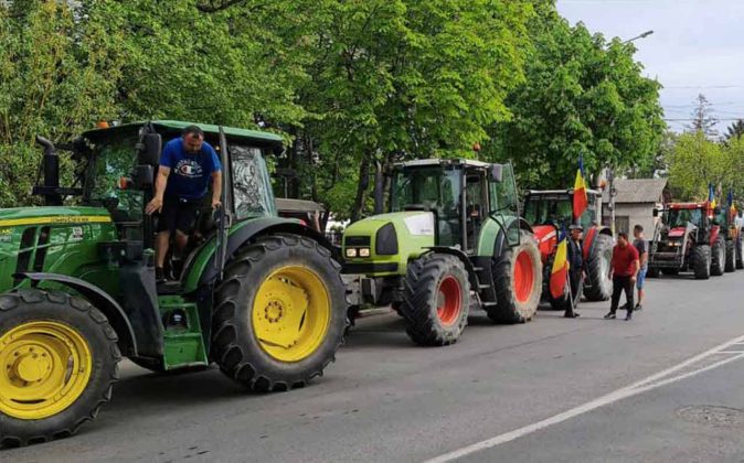Fermieri români protestând cu pancarte în fața clădirii UE, cerând analiza impactului acord UE-Mercosur asupra agriculturii România | sursa foto: Economica