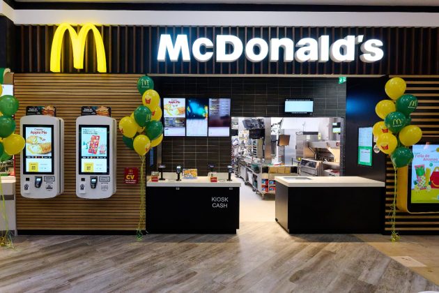 McDonald’s angajează peste 500 de oameni în 2026. Oferă venit net de la 3.300 de lei pentru lucrător comercial