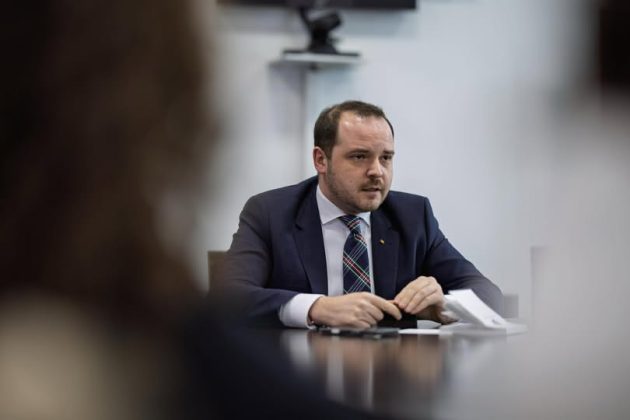 Alexandru Rogobete (PSD) avertizează că sistemul de finanțare al spitalelor se confruntă cu un dezechilibru major. Este posibil ca de la 1 octobrie ambulanțele să rămână fără bani de combustibili
