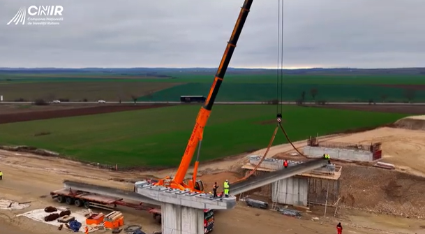 VIDEO Autostrada Transilvania: A început montarea grinzilor pe lotul Chiribiș – Biharia