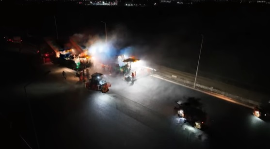 VIDEO Autostrada A7 Focșani – Bacău: UMB asfaltează noaptea în zona Tișița, în lupta contra-cronometru pentru deschiderea traficului în 2025