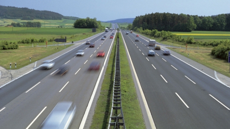 Ministru german: Chiar dacă unele decizii privind industria auto sunt amânate, „viitorul mobilităţii este electric”