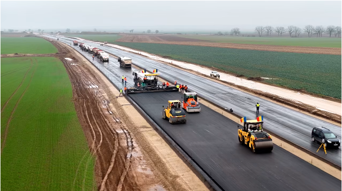 VIDEO Autostrada Transilvania: A început asfaltarea lotului Chiribiș – Biharia