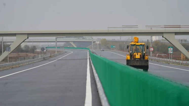 Șantierul autostrăzii Moldovei cu utilaje și muncitori pe traseul între Adjud și Bacău, progres vizibil în autostrăzi România. | sursa foto: Economica