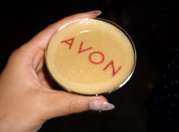 Avon intră în magazinele online Farmacia Tei și Bebe Tei. Cât mai vând Avon și Oriflame în România