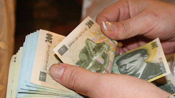Reprezentanți sindicali discutând majorarea salariului minim brut la 4.350 lei pentru creșterea puterii de cumpărare pe piaţa muncii România | sursa foto: Economica