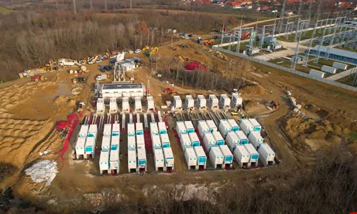 Instalație modulară cu baterii litiu-ion montate pentru baterii stocare energie, evidențiind capacitate stocare mare pentru energie regenerabilă la Iaz. | sursa foto: Economica Instalație modulară cu baterii litiu-ion montate pentru baterii stocare energie, evidențiind capacitate stocare mare pentru energie regenerabilă la Iaz. | sursa foto: Economica